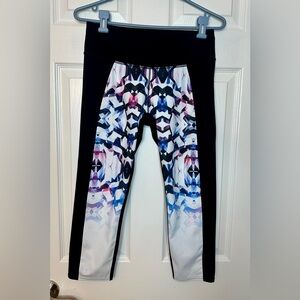 MINT CONDITION Athleta Geo Disco Sonar Capri Leggings Crop womens Size MEDIUM